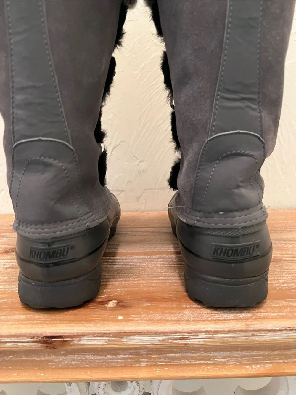 Khombu Women’s Gray and Black Faux-Fur Lace-Up Winter Boots. Size 7M